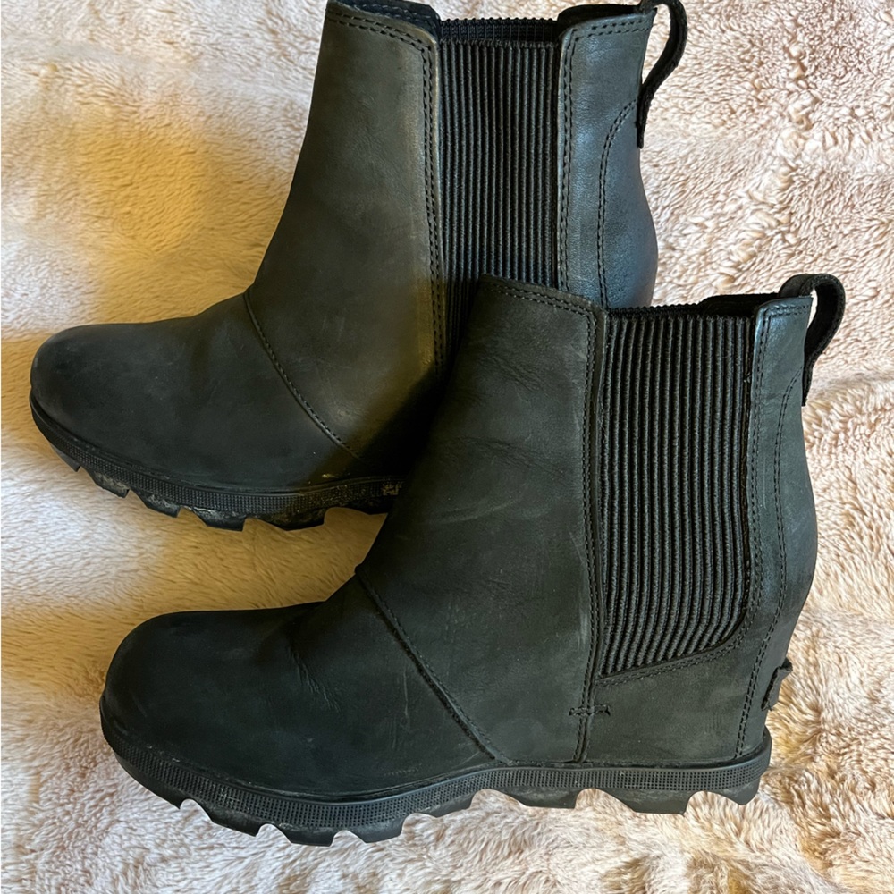 Sorel Black Wedge Chelsea Boots with Elastic Side Panels